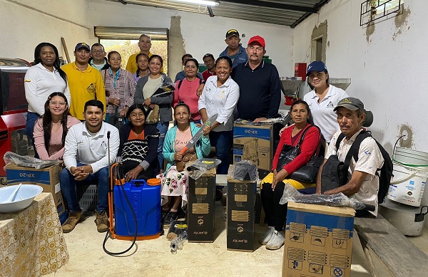 Familias campesinas beneficiadas con los aportes de Corpamag y el Comité Departamental de Cafeteros.