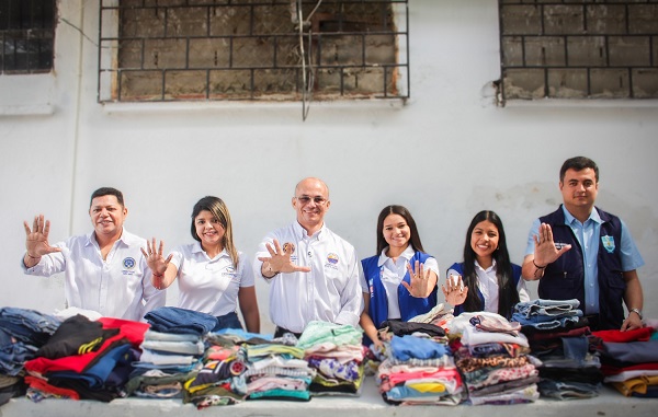Blusas, vestidos, faldas, pantalones, entre otras prendas hicieron parte de las donaciones realizadas por la comunidad universitaria y samaria en general.