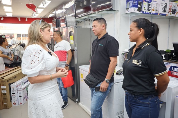 La alcaldesa Virna Jonhson, visitando a los comerciantes del sector para socializarles como van las obras. 