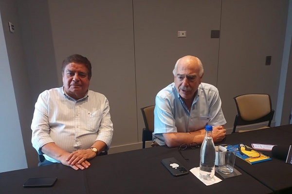 El expresidente Andrés Pastrana durante la rueda de prensa en la que ofreció avalas del partido Nueva Fuerza Democrática para las próximas elecciones territoriales. Lo acompaña en la mesa el dirigente conservador Alfredo Valencia.