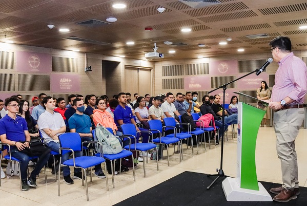 Doctor Oscar García Vargas en su discurso de bienvenida a los monitores académicos del período 2023-1.