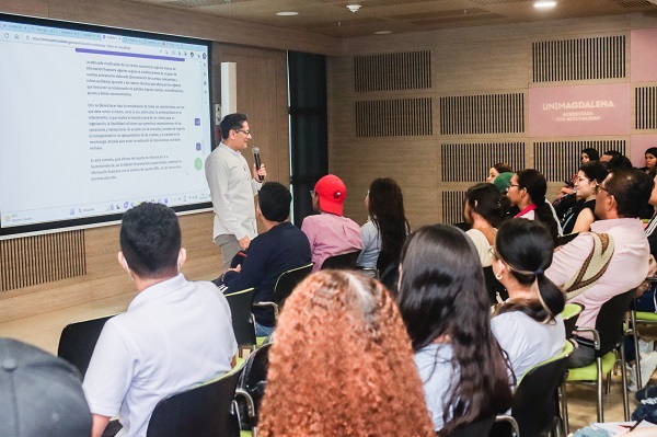 Mauricio Español León, coordinador del Grupo de Análisis y Regulación Contable de la Superintendencia de Sociedades, socializó con los estudiantes de la Universidad del Magdalena los beneficios de la Circular Básica Contable.