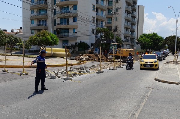 La Secretaría de Movilidad del Distrito, informó que en el sector se realiza regulación del tránsito, sin embargo, en horas pico la movilidad es imposible.