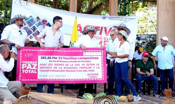El SAE hizo entrega de la representación de entrega de predios a los campesinos que fueron víctimas del conflicto armado.