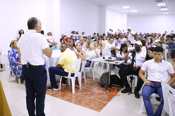 Reunión en la que el movimiento político de Alfredo Peralta, oficializó su respaldo al precandidato a la alcaldía Carlos Pinedo Cuello, del movimiento “Santa Marta Sí Puede”, la cual contó con la asistencia de más de 400 personas.