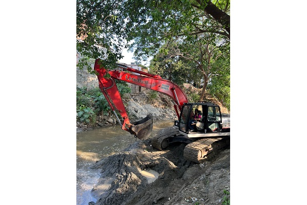 Con una excavadora sobre orugas se limpiarán 1.067 metros lineales que van desde el puente viejo de Gaira hasta el puente peatonal del barrio Villa Leidis.