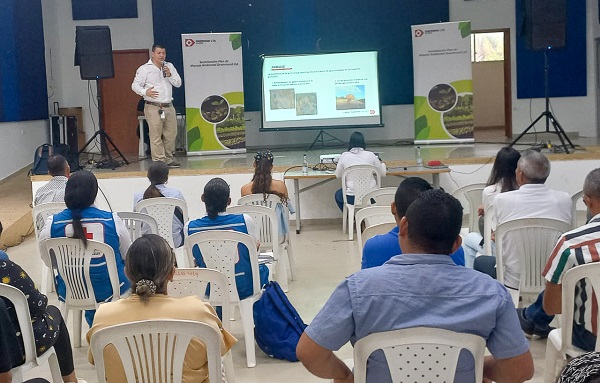 Las jornadas en la zona minera se complementaron con una feria, donde las comunidades pudieron interactuar con los profesionales y contratistas del departamento ambiental.