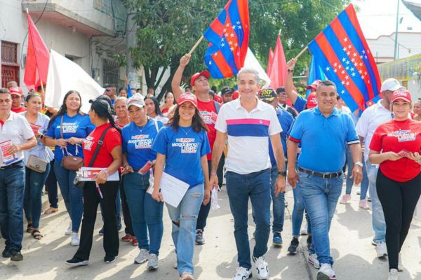 En Fundación el precandidato a la gobernación Franklin Lozano tuvo gran acogida. Distintos lideres, entre los que se cuentan Mario Sanjuanelo, lo acompañaron en una caminata por las calles de la ciudad.