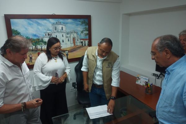 El precandidato a la alcaldía, periodista y empresario de radio Cipriano López cuando protocolizaba la inscripción del movimiento “Salvemos a Santa Marta”, para avalar su candidatura.