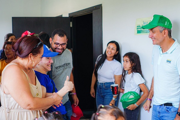 El precandidato a la Gobernación Franklin Lozano, en compañía de su esposa la representante a la Cámara Sandra Ramírez y su pequeña hija, durante la celebración del Día del niño.