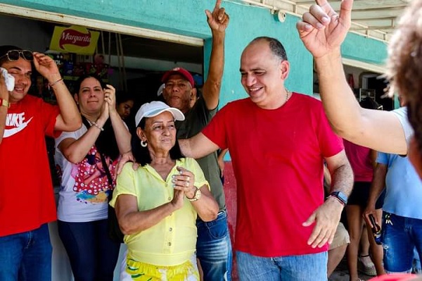En el barrio Primero de Mayo, el precandidato a la alcaldía Carlos Pinedo Cuello celebró el Día del Trabajo, con el acompañamiento de líderes del barrio Primero de Mayo.
