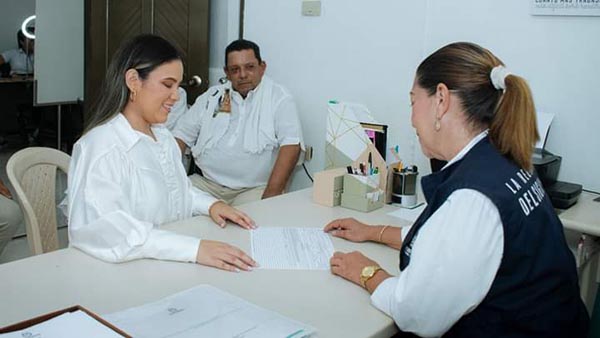 La precandidata a la alcaldía  de Ariguaní por el grupo significativo de ciudadanos “Firme  con el Progreso”, María Paola  Álvarez, cuando inscribía el  movimiento en la Registraduría