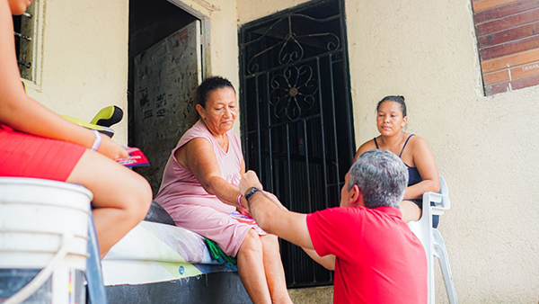 En su recorrido por el barrio Pastrana, el precandidato del movimiento Magdalena Libre, Franklin Lozano, conoció las necesidades que afectan a las comunidades de ese sector de Santa Marta.