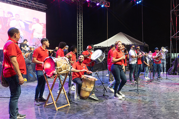 El grupo de tambora y música folclórica de Unimagdalena cantó el ‘feliz cumpleaños’ por los 61 años de misión académica.