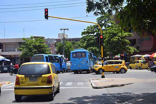 El gremio de transportadores asegura que en la ciudad reina la ilegalidad al punto que se viola la norma de no parrillero hombre y el uso del casco en motociclistas.