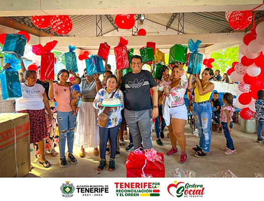 El alcalde Andrés Del Portillo con su señora esposa durante la celebración del Dia de las Madres en el corregimiento El Consuelo.