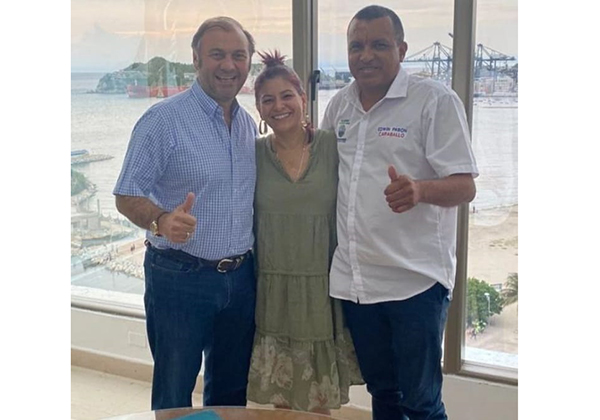 Juan Carlos Dávila, en compañía de Angela Celedón precandidata a la Asamblea y Edwin Pabón precandidato a la alcaldía de Salamina.