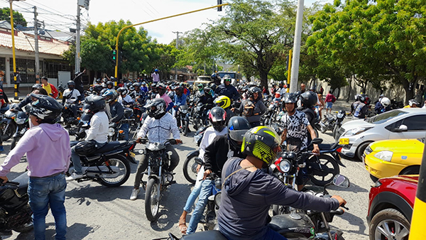 La concentración de motociclistas se redujo a unos 20 participantes y gracias a la reacción de las autoridades.