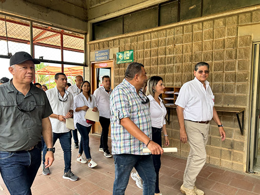 Con un amplio recorrido por las instalaciones de la mina Pribbenow, los mandatarios y las primeras damas de los municipios del Cesar, lograron observar cómo funciona una operación de clase mundial y las medidas que se toman para ser responsables con el medio ambiente.
