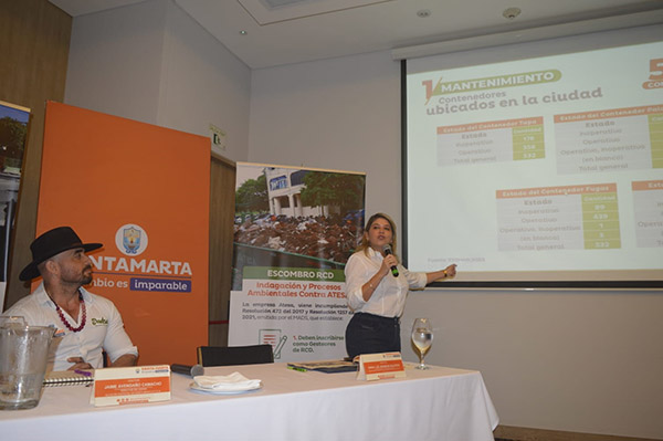 La alcaldesa Virna Jonhson y Jaime Avendaño, director del Dadsa, en conferencia de prensa.
