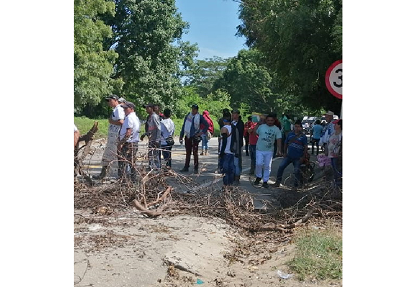 La manifestación ha generado congestión vehicular en la vía entre los municipios de Ciénaga y Fundación.