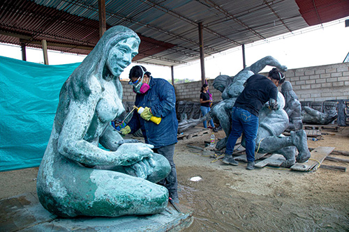 Según Perseo Lombana, las estatuas se encuentran con una textura pulida, contraviniendo a la original que era corroída.