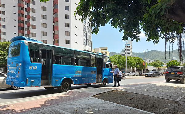 Esta es la situación que se ve a diario en la entrada o salida de la rotonda de El Rodadero.