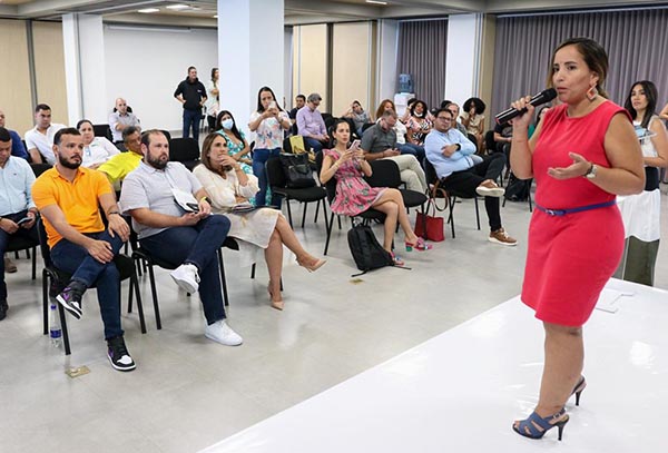 Se desarrolló el espacio para la presentación e indicaciones preliminares sobre la etapa de prototipado a cargo de la doctora Digna Peña Curieux.