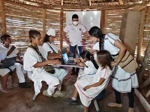 El rector Pablo Ver Salazar guiando a niños en la sede digital Murúnmuke en la Sierra Nevada de Santa Marta.