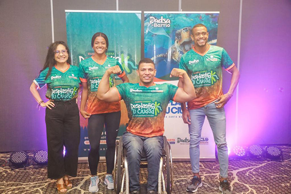 La nueva ‘piel’ que utilizarán los participantes, la lucieron Karen Manjarrez, campeona nacional de atletismo; César Navarro, campeón nacional de fisicoculturismo y bicampeón de ediciones anteriores.