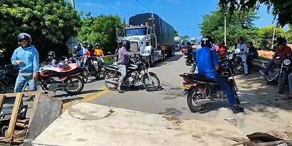 Los extrabajadores realizaron una mesa de diálogo con funcionarios de la Alcaldía para poder levantar el bloqueo y buscar soluciones a la situación que los aqueja.