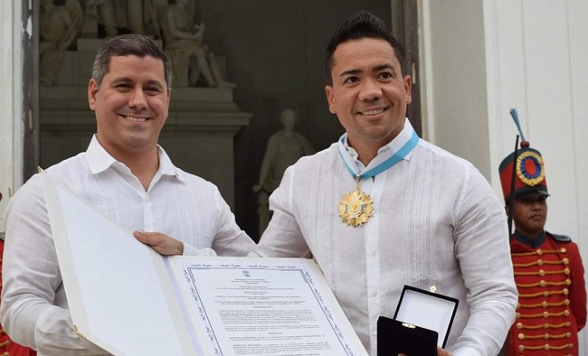 El cantante Michel Torres recibió la Cruz de Bastidas.
