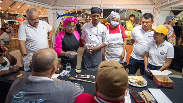 Durante tres días, el Camellón de la Bahía fue el punto en el que los platos más representativos de la gastronomía samaria y magdalenense fueron los protagonistas en showcookings y retos culinarios.  