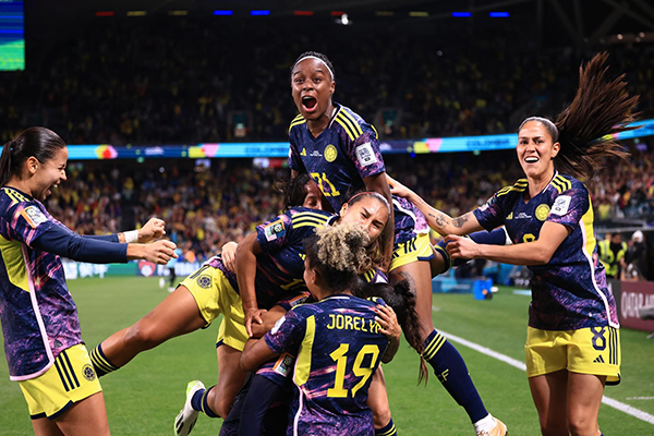 Colombia celebra el gol de Manuela Vanegas durante el partido ante Alemania con el que venció 2x1 logrando el paso a la siguiente fase.
