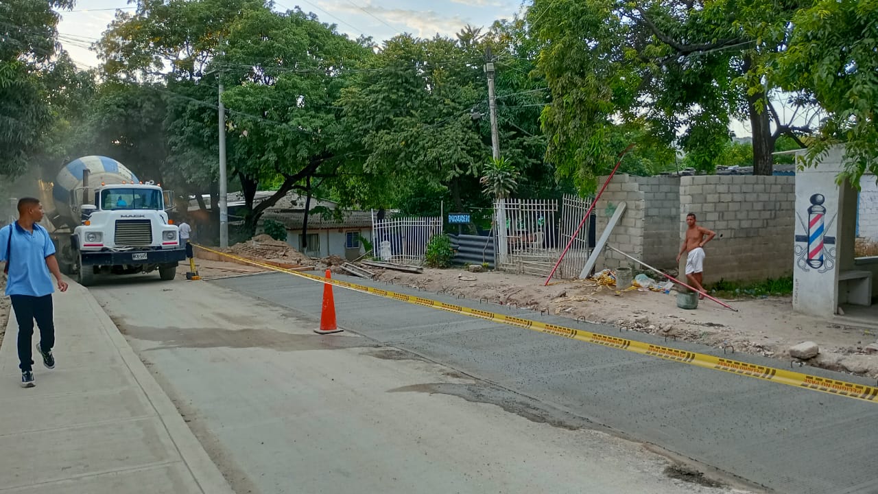 Hasta la fecha se han construido 620 metros lineales de vía en pavimento rígido que se colocaron al servicio de la comunidad.