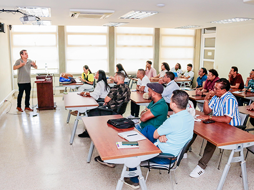 Camilo León, experto en el tema de Reconversión Laboral dictó una charla a los trabajadores salientes de Prodeco que estuvieron en la Institución.