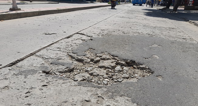 Calles deterioradas se ven en los diferentes sectores del Centro de Santa Marta lo que le da mal aspecto.
