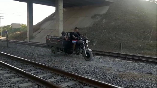 En el municipio de Ciénaga se identificó a un grupo de conductores de vehículos particulares que invaden la zona de seguridad de la vía férrea.