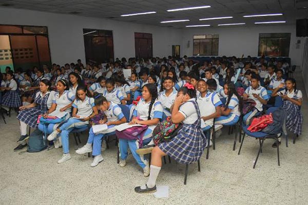Los estudiantes contaban con el apoyo económico del alcalde Luis Tete que nunca llegó.