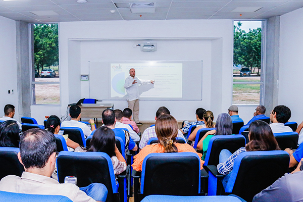 Conferencia de Thorsten Kliewe sobre el tema ‘Inclusión e Innovación en la gestión universitaria hacia una universidad comprometida’.