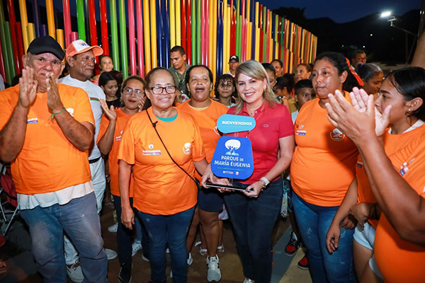 La alcaldesa Virna Johnson entregando el parque a la comunidad de María Eugenia.
