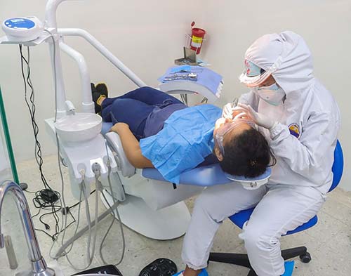 La Clínica y Preclínica Odontológica de la Alma Mater cuenta con equipos especializados y mobiliario de última tecnología para la práctica de los estudiantes.