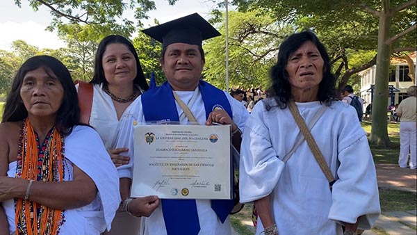 Duamaco Escribano Jándigua recibiendo su título como Magister en Enseñanza de las Ciencias Naturales.