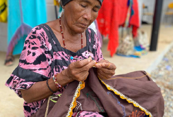 En fragmentos del estudio se destaca el trabajo social adelantado en la comunidad Yotojorotshi, en La Guajira.