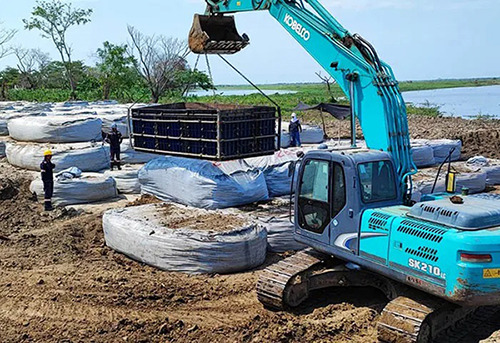 A pesar de haberse instalado cinco espolones con el fin de mitigar el riesgo de la erosión fluvial del río Magdalena la comunidad exige acciones.