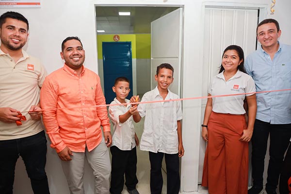 El rector de la IED Los Olivos, Libaldy Villanueva, expresó su alegría por recibir la obra por parte del Consejo Noruego, la Alcaldía Distrital y la Secretaría de Educación.