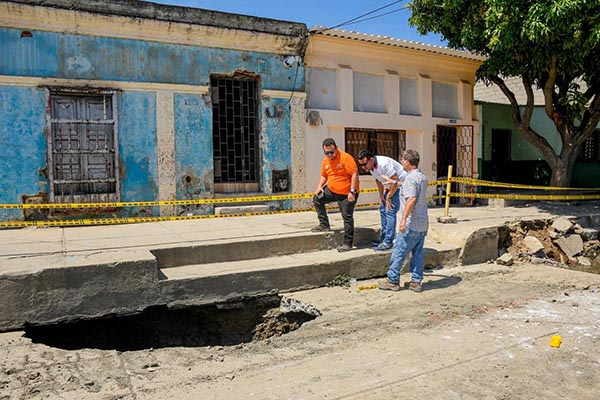 La preocupación de la comunidad por la filtración de aguas residuales que está ocasionando el hundimiento del pavimento.