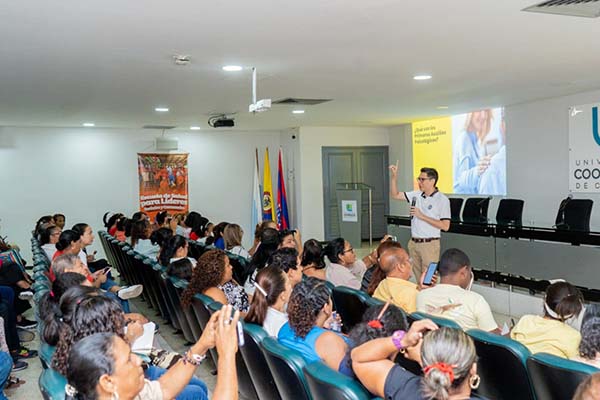 La agenda continuó ayer martes 5 de septiembre, para trabajar la Construcción de Entornos Saludables con la Escuela de Padres.