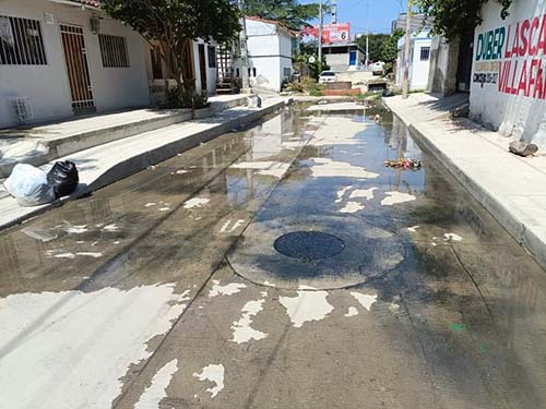 Según la administración distrital, los gaireros no han podido disfrutar de su vía transformada y acabar con las correntías de aguas residuales que se presentan de manera gradual en el sector. 