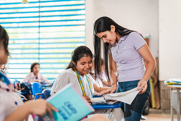 Los acudientes deberán dirigirse a la institución educativa para solicitar el cupo, presentar la documentación y hacer la inscripción.